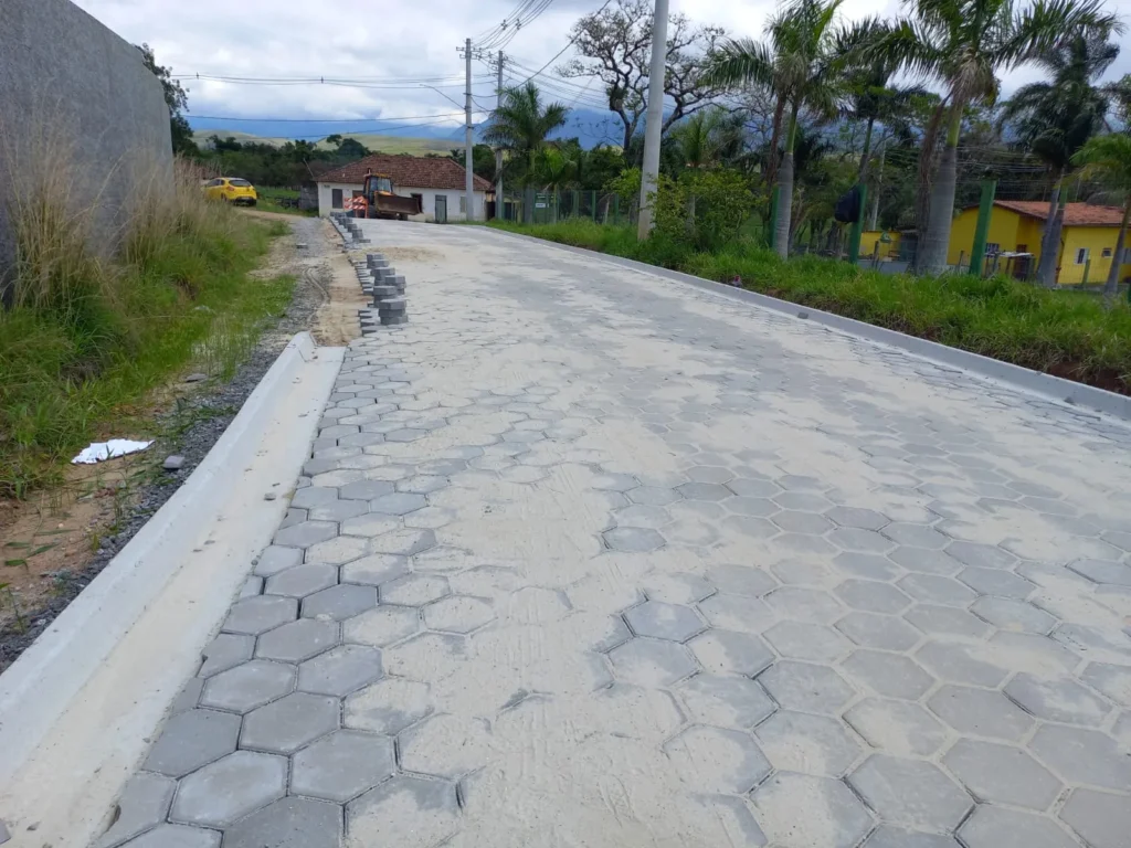 PAVIMENTAÇÃO COM BLOQUETES SEXTAVADOS 5